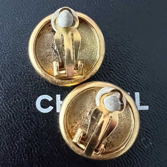 Authentic vintage Chanel button clip earrings 94A - Picture 5 of 6